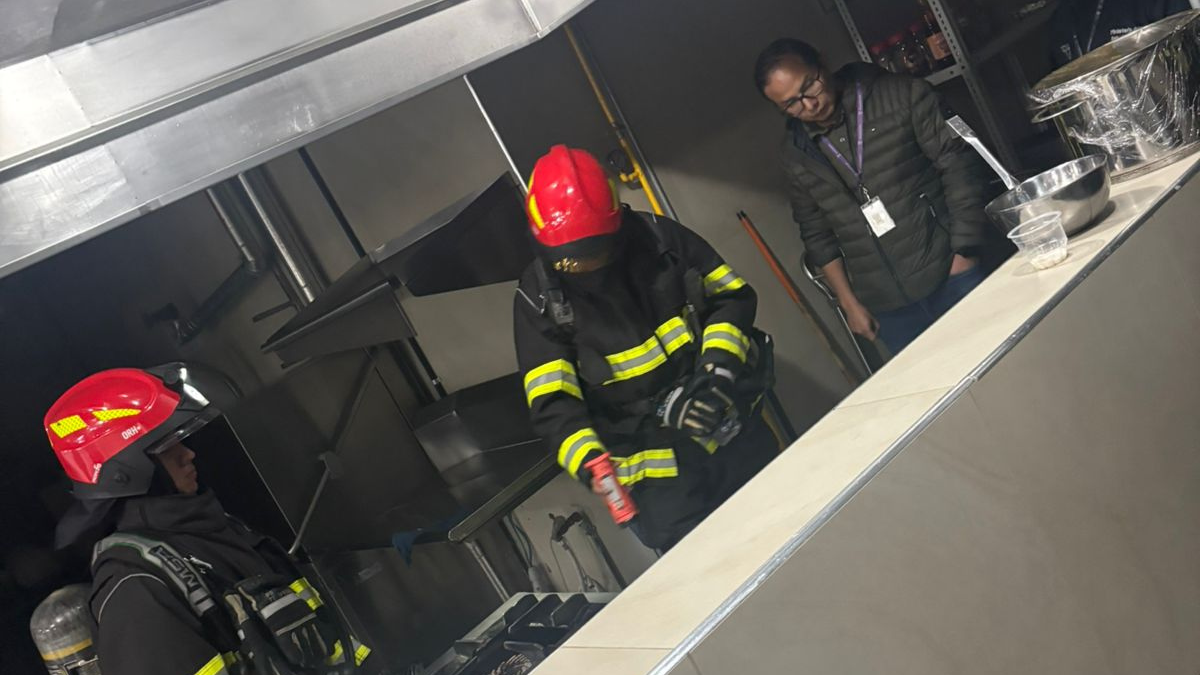 Los bomberos realizaron una revisión de las conexiones de las mangueras de la cocina de la casa de salud.