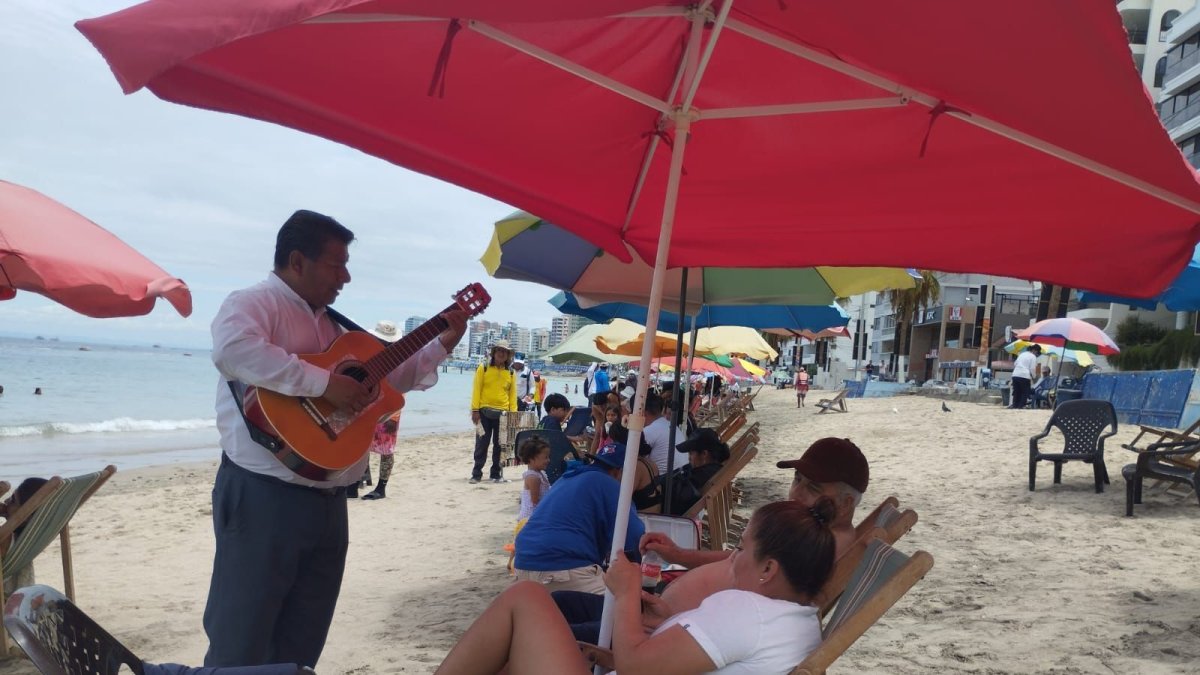 La gente en la playa disfrutó de este domingo de elecciones