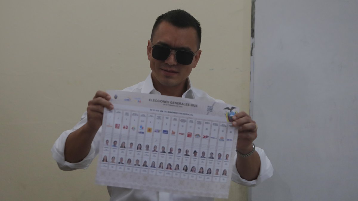 Daniel Noboa votó en compañía de su esposa e hijos.