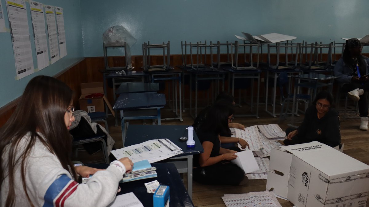 En el Colegio Benalcázar se llevó a cabo el cierre de las votaciones de las Elecciones 2025 y comenzó el conteo de votos.