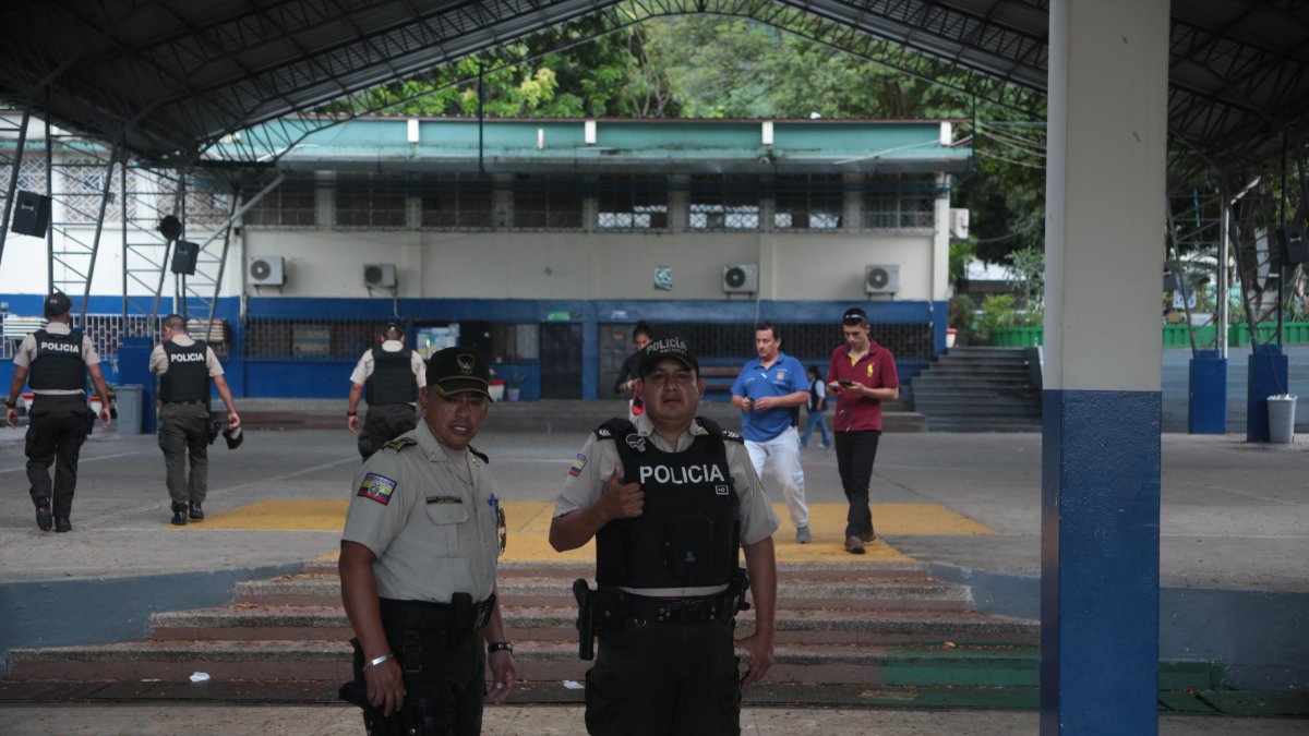 El equipo de EXPRESO fue impedido de realizar la cobertura del conteo de votos, a pesar de las indicaciones del CNE.