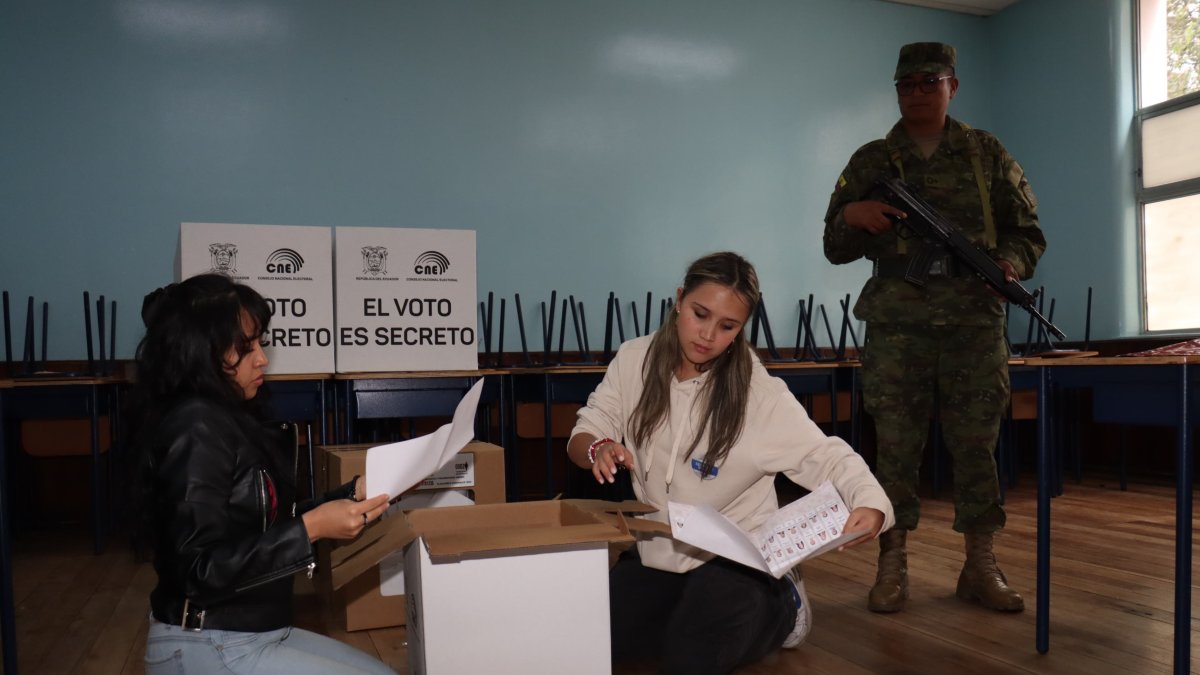 El conteo de papeletas inició una vez cerradas las urnas a las 17:00.