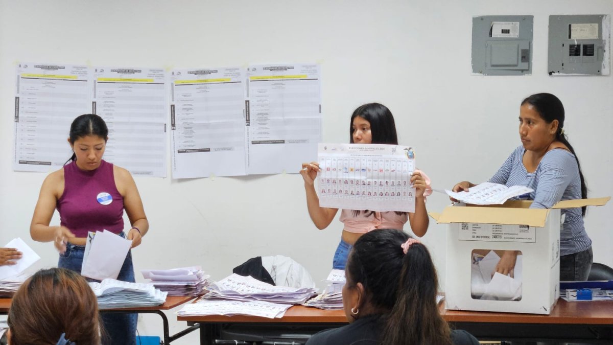 El escrutinio de votos inició en Santa Elena sin mayores incidentes.