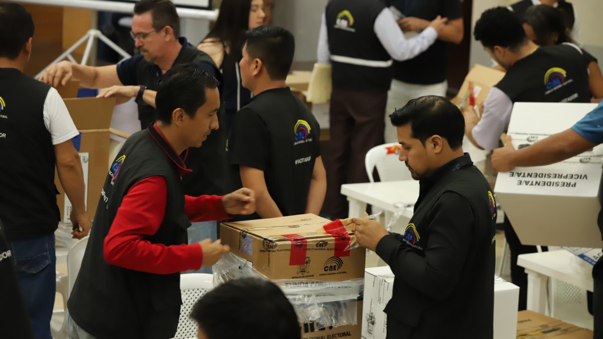 El auditorio del CNE Guayas, en Guayaquil, alberga a representantes de partidos políticos y funcionarios del Consejo Nacional Electoral mientras se lleva a cabo el escrutinio de los votos.