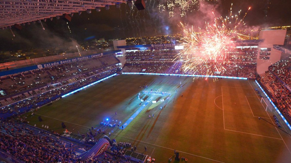 Los aficionados de Emelec se organizaron para tener a punto el recibimiento que darán al equipo en la Explosión Azul.