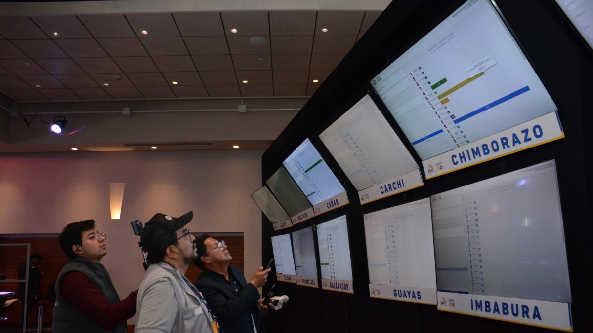 El CNE instaló un centro de mando en Quito.