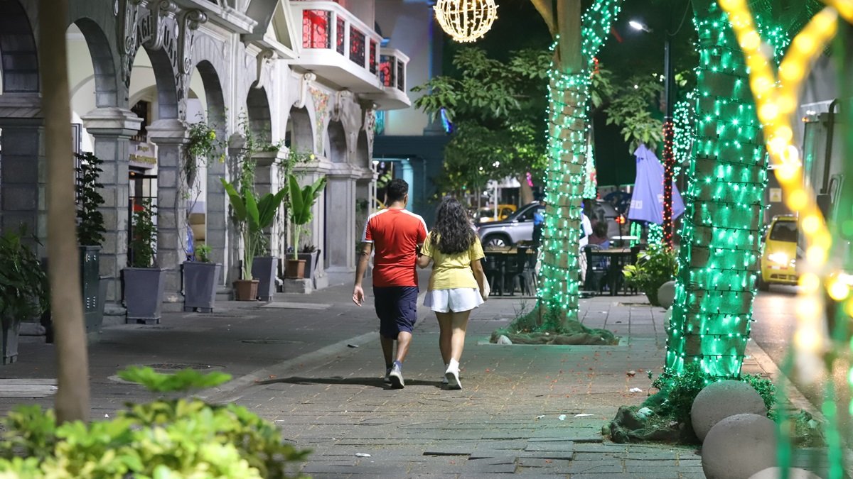 Turismo. Los pocos visitantes que transitan por las noches sobre la calle Panamá se contrasta con los adornos luminosos que ofrece este lugar.