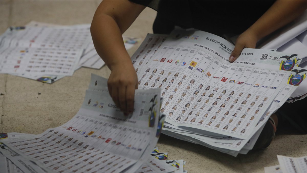 Un miembro de mesa cuenta votos al cierre de la jornada electoral este domingo, en Guayaquil (Ecuador).