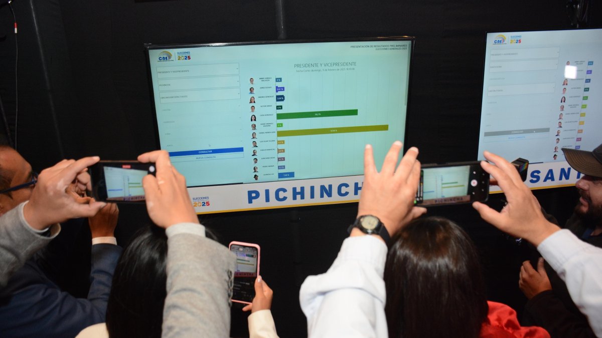 En el centro de mando del CNE se pueden visualizar los resultados oficiales a tiempo real.
