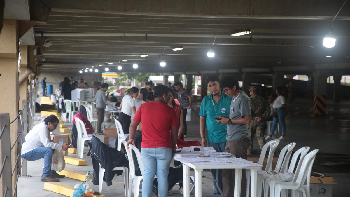 Escenario. Diferentes ciudadanos acudieron a sufragar casi a las 17:00.