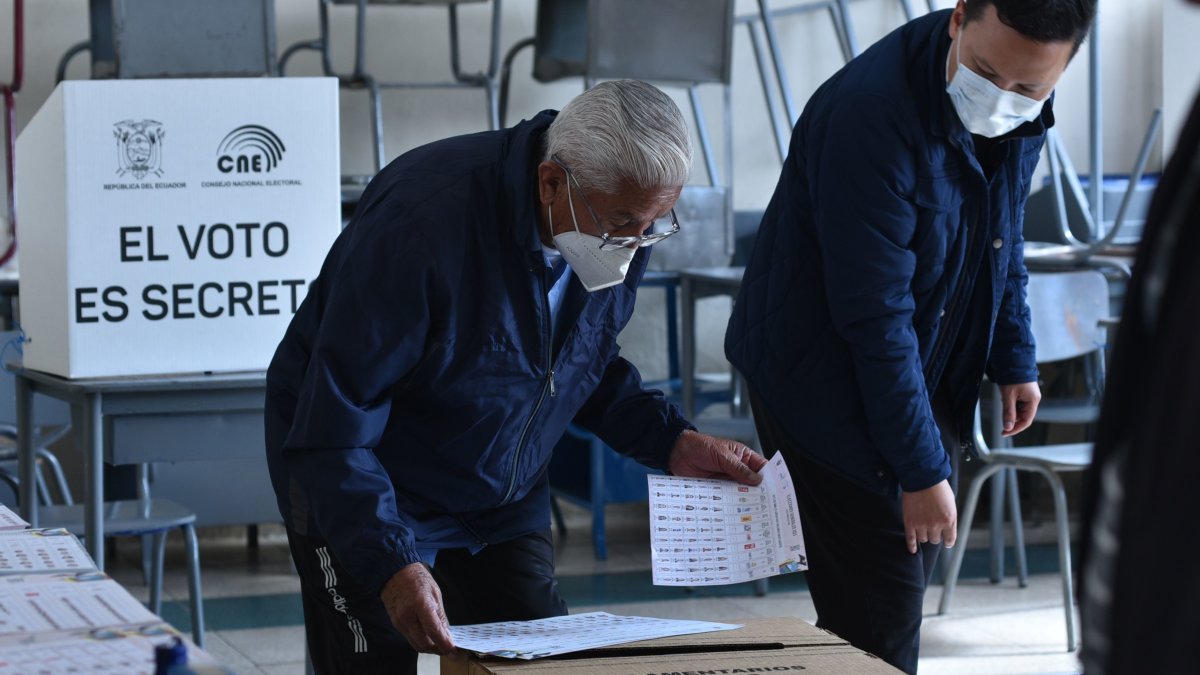 Compañía. Algunos adultos mayores votaban ayudados por familiares.