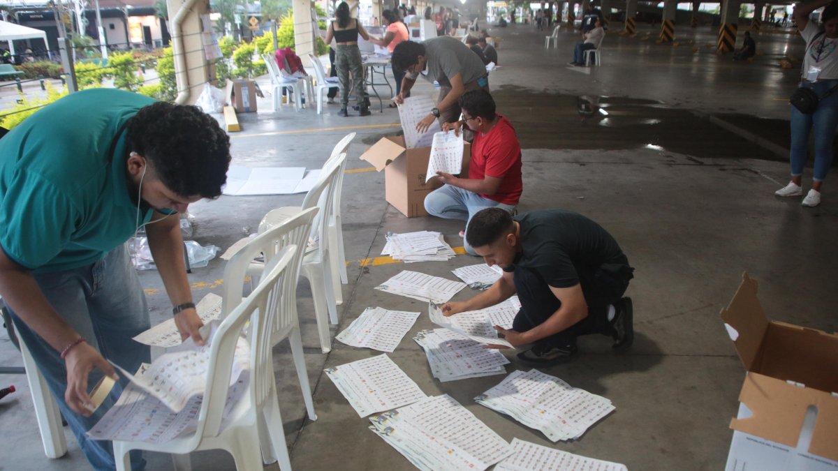 El inicio del conteo de votos se inicia pasadas las 17:00 en cada jornada electoral en Ecuador.