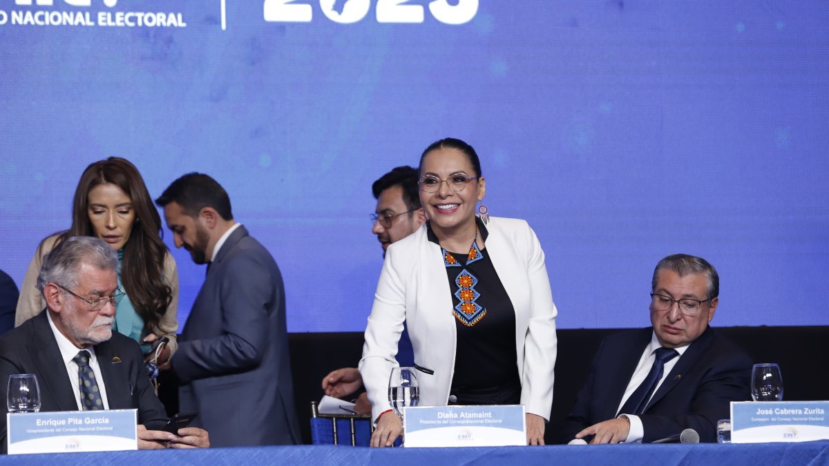 Diana Atamaint en rueda de prensa desde el centro de mando del CNE.