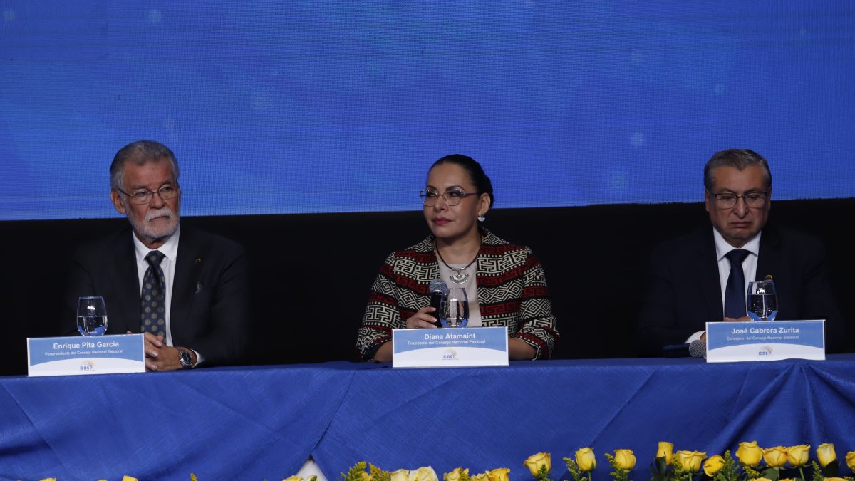 Diana Atamaint en rueda de prensa del CNE.