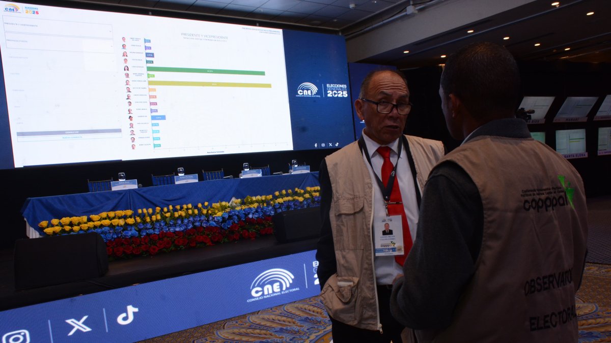 En el Centro de Mando del CNE continuaba el procesamiento de las actas para conocer los votos que alcanzaron Daniel Noboa y Luisa González, tras las elecciones.