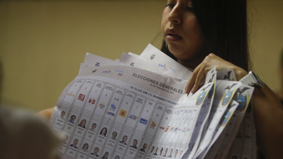 Un miembro de mesa cuenta votos al cierre de la jornada electoral este domingo, en Guayaquil (Ecuador).