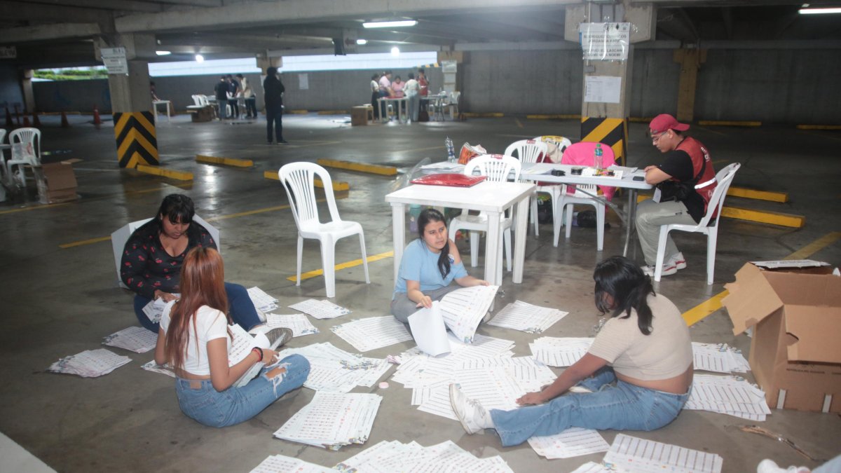 Miembros de una Junta Receptora del Voto en la Universidad Católica de Guayaquil realizaron el conteo la noche del domingo 9 de febrero.