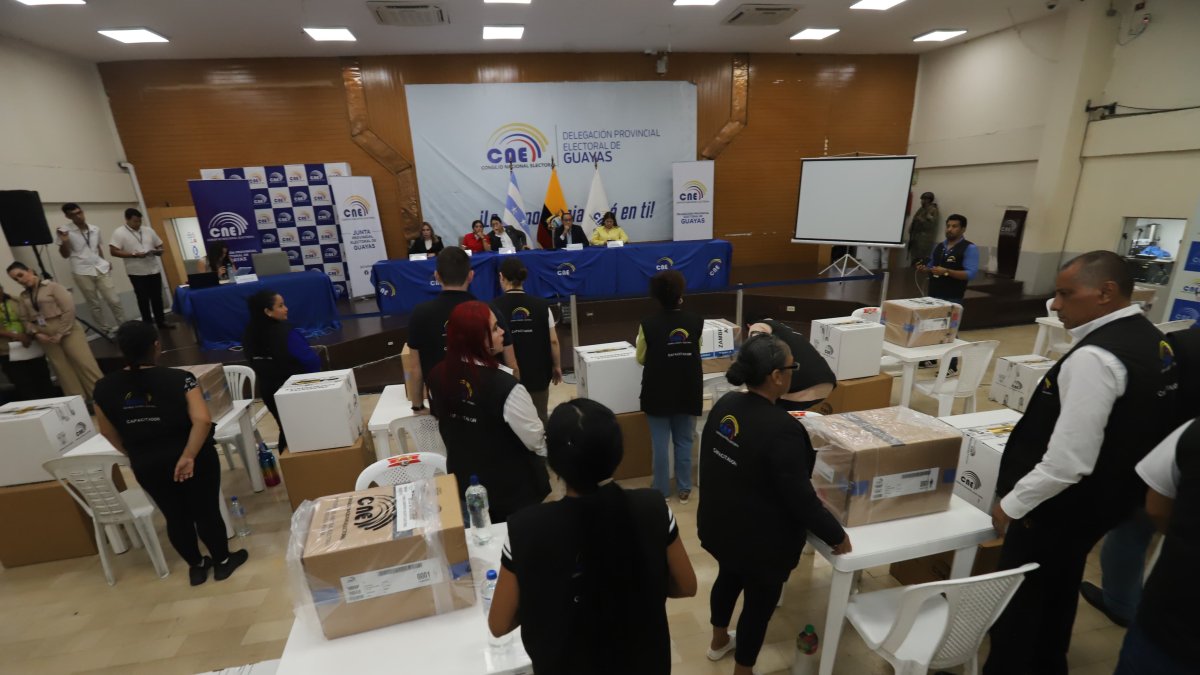 En la Delegación Provincial Electoral del Guayas se desarrolla el procesamiento de actas tras las votaciones.