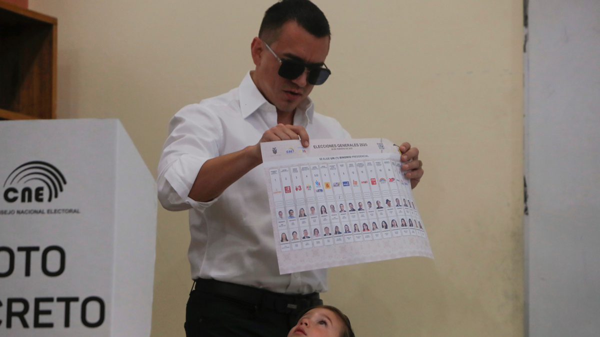 El presidente de Ecuador, Daniel Noboa, muestra su voto acompañado de su hijo Álvaro este domingo, en un puesto de votación en Olón (Ecuador).