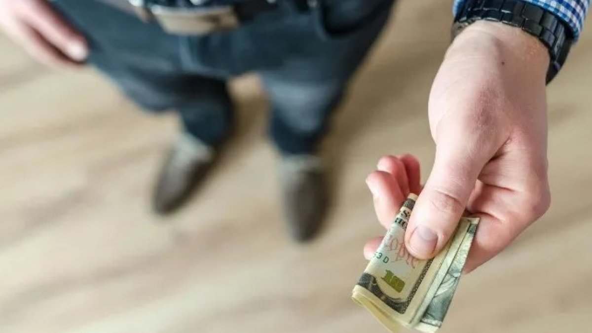 El funcionario le solicitó 20 dólares a un pasajero para permitirle que viaje.