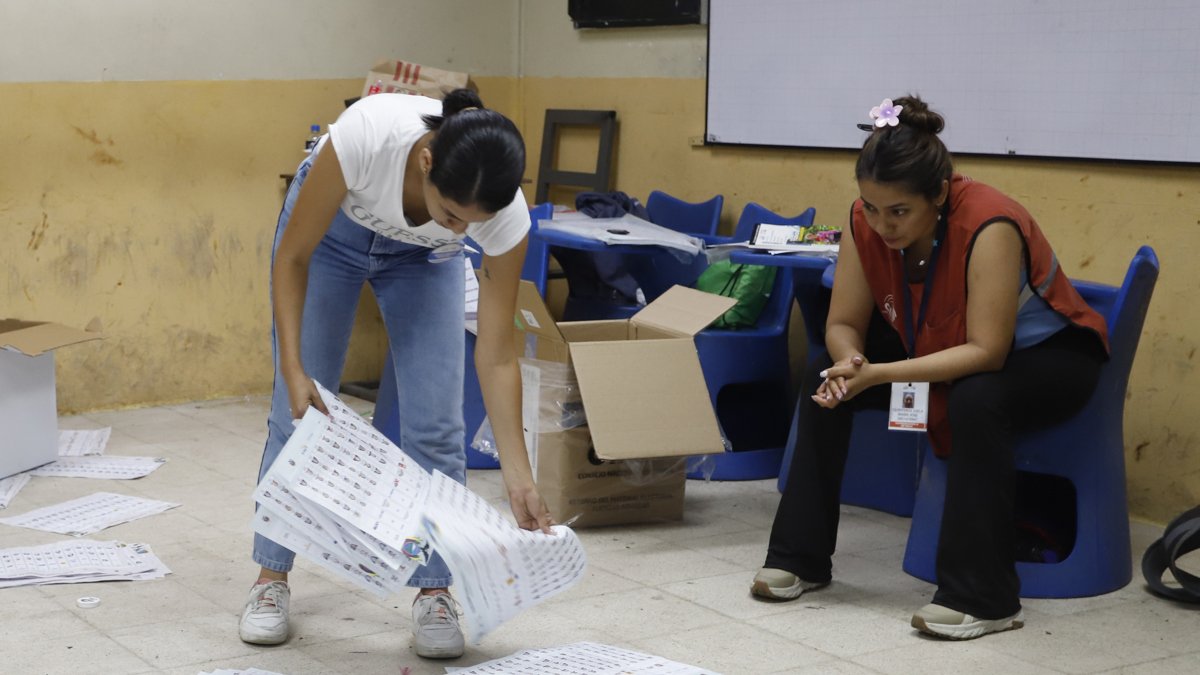 Un miembro de mesa cuenta votos al cierre de la jornada electoral este domingo, en Guayaquil (Ecuador).