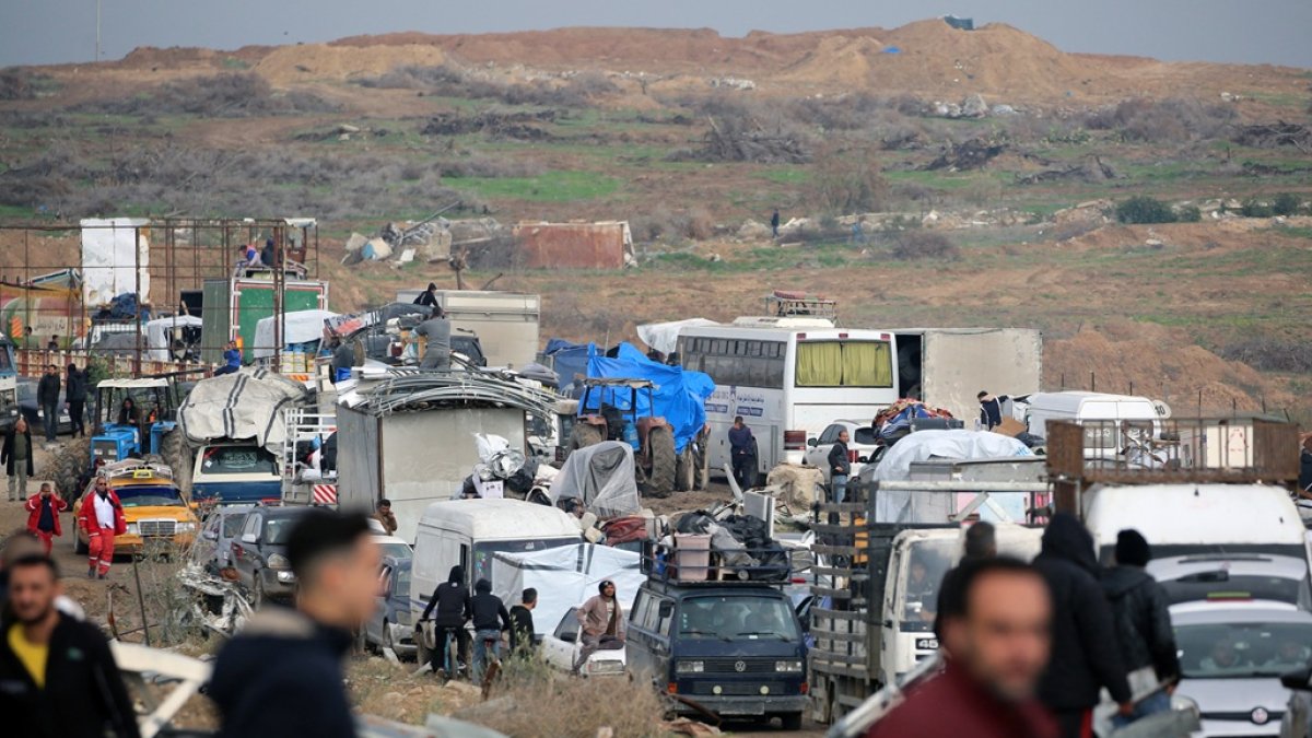 Palestinos desplazados esperan para cruzar un puesto de control en la carretera Salah al-Din en al-Mughraqa, en el centro de la Franja de Gaza, el 10 de febrero de 2025