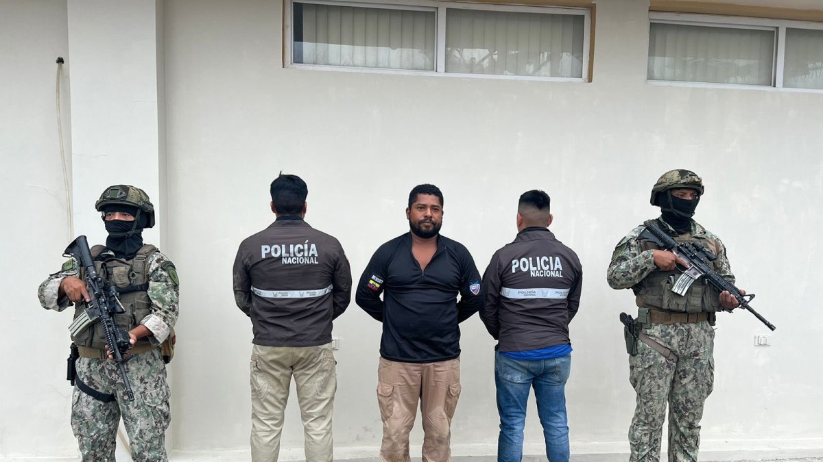 Fuerzas Armadas y Policía Nacional capturas a alias Negro Barrei, integrante de Los Lobos.