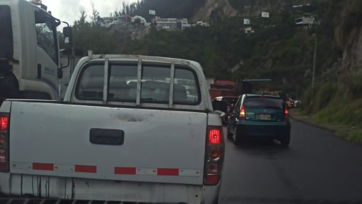 El accidente de tránsito en el puente de Guápulo causó congestión en la av. Simón Bolívar y De los Conquistadores.
