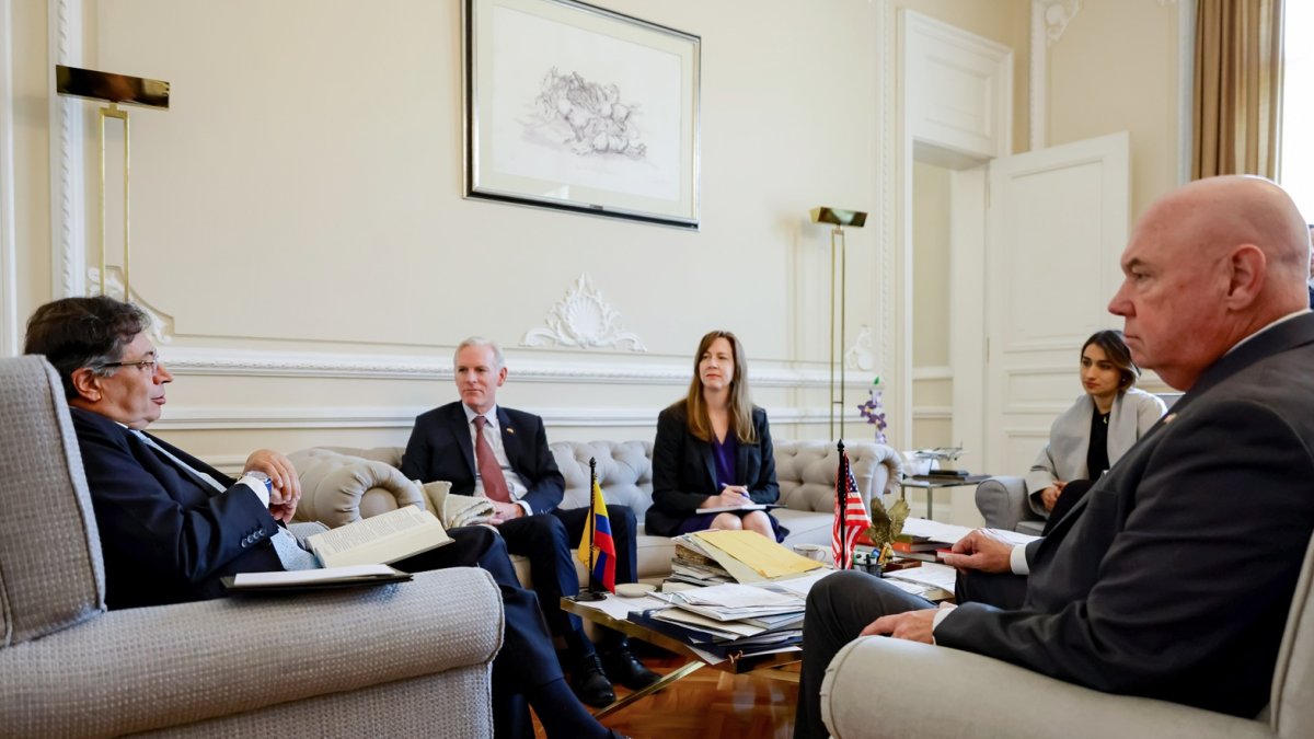 Bogotá. El presidente Gustavo Petro (i), habla con el encargado de Negocios de la Embajada de los EE.UU., John T. McNamara, la semana pasada.