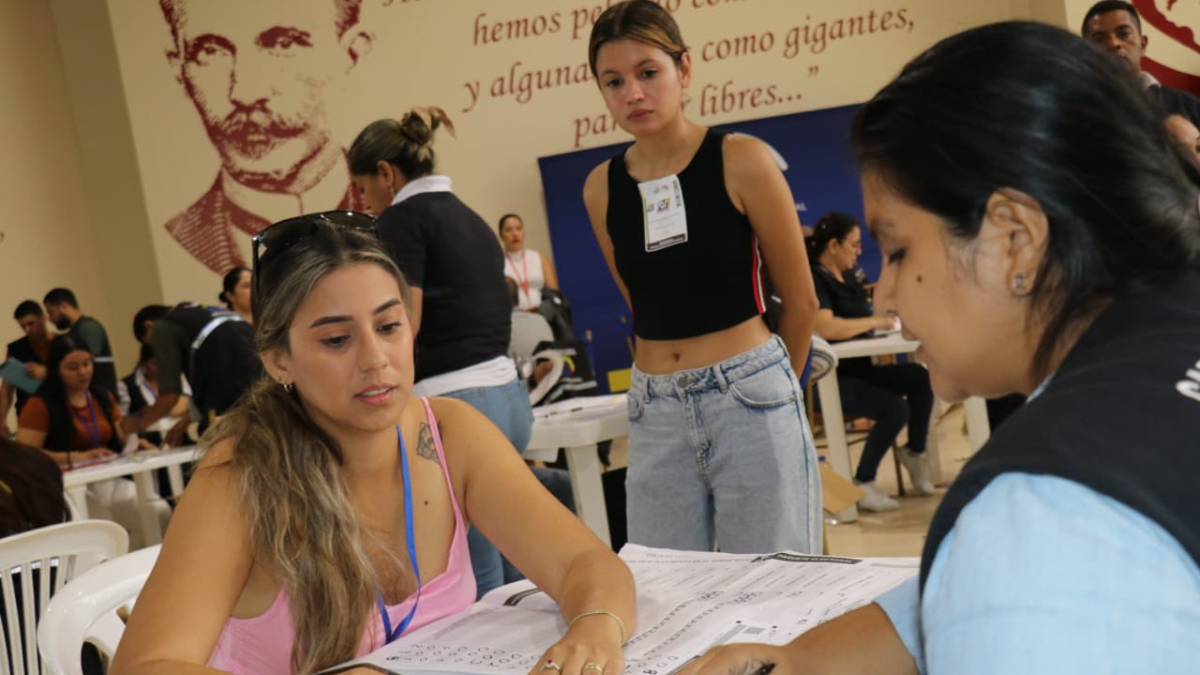 Recuento de votos en una de las juntas, en Manabí, tras las Elecciones Ecuador 2025.