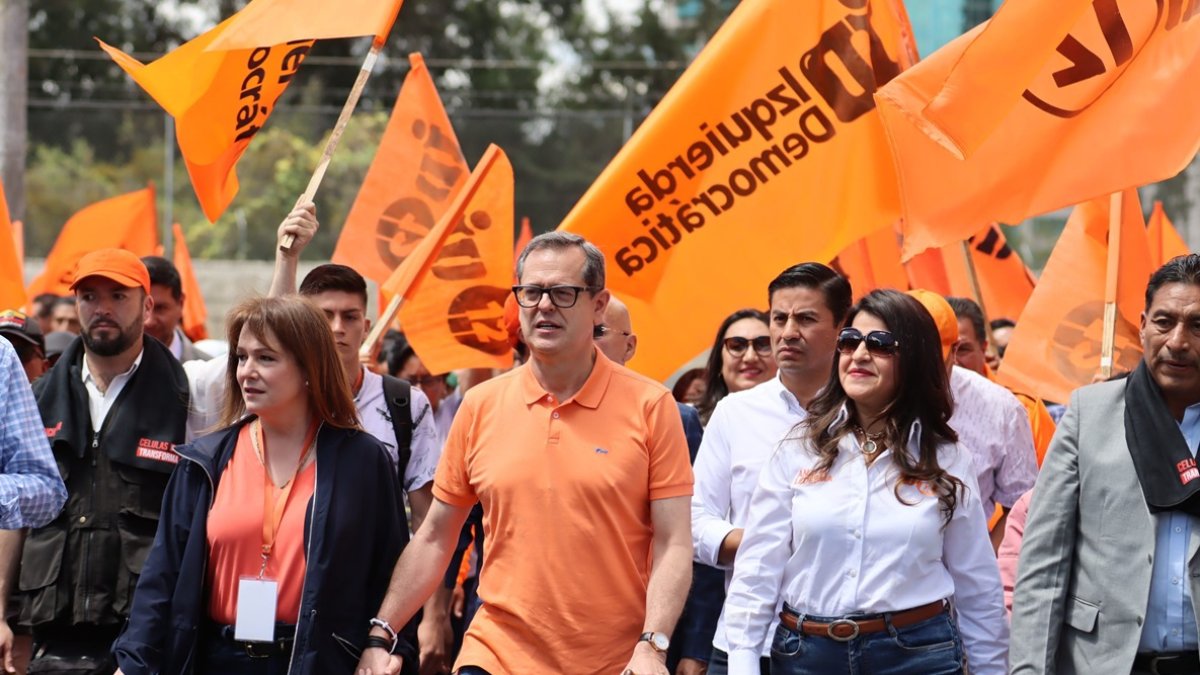 El candidato presidencial Carlos Rabascall, caminando junto a seguidores de la Izquierda Democrática (ID).
