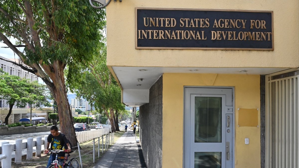 Un hombre pasa por la oficina de la Agencia de los Estados Unidos para el Desarrollo Internacional (USAID) en Tegucigalpa el 6 de febrero de 2025.