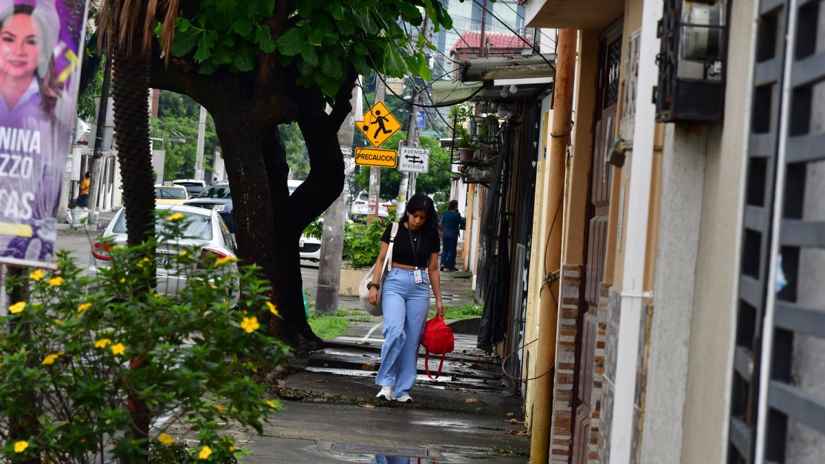 Las personas circulan con precaución en La Atarazana