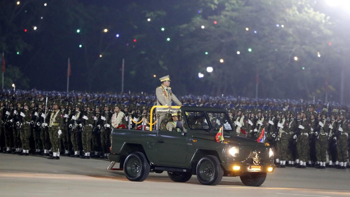 El jefe de la junta militar birmana, Min Aung Hlaing, frente a las tropas.