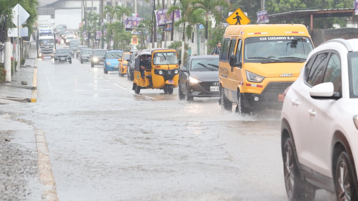 Algunos puntos de Guayaquil suelen inundarse y esto causa tráfico.