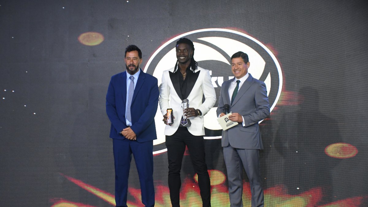 Ricardo Adé (c) con el premio al mejor defensa de la LigaPro de 2024.