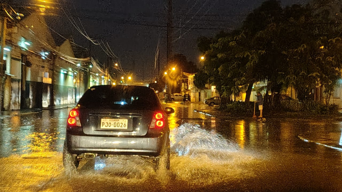 Las fuertes lluvias dejaron calles inundadas en varios sectores de Guayaquil, dificultando el tránsito vehicular y peatonal.