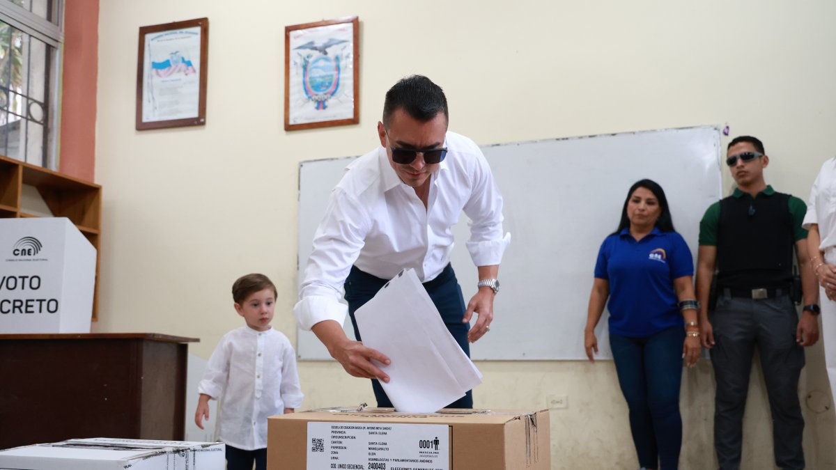 El presidente-candidato Daniel Noboa votó en Olón.