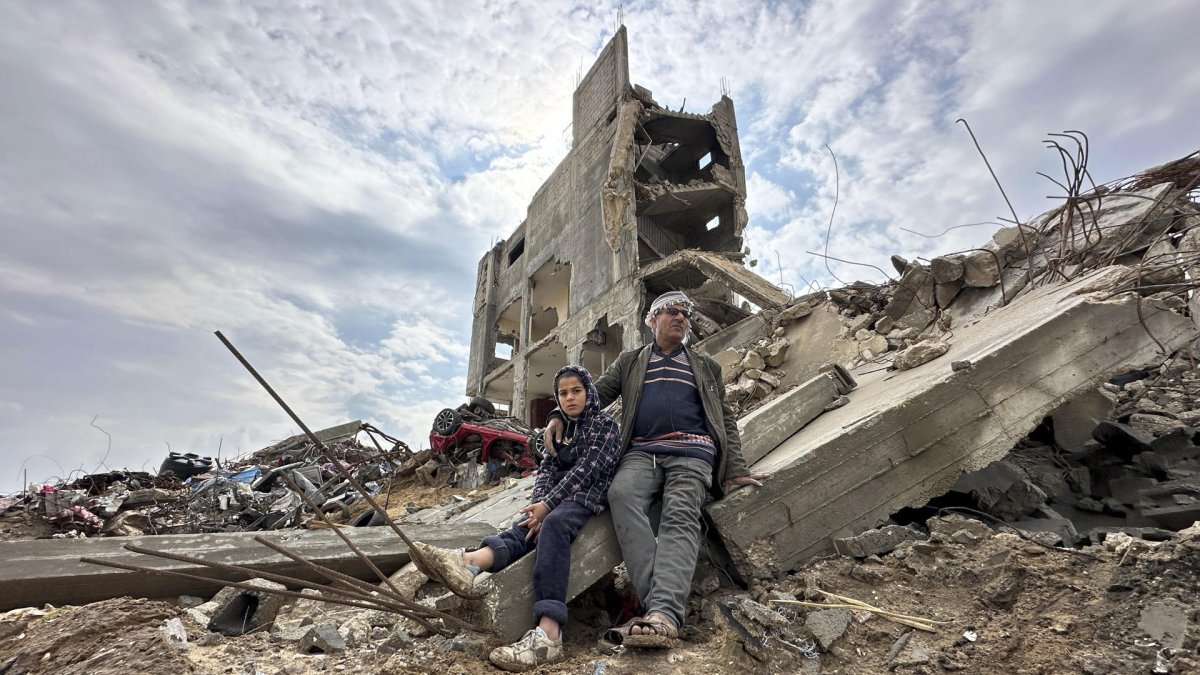 Mohamed Jamis Sawafiri, y su hijo frente a su casa destrozada, en el barrio de Zeitún de la ciudad de Gaza.