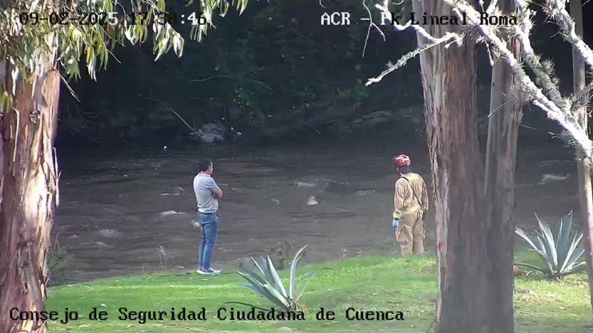 Cámara de seguridad capta monitoreo que realizan bomberos, en Cuenca.