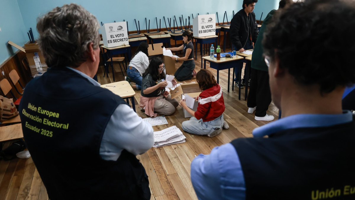 Observadores de la Unión Europea en el interior de una junta receptora del voto, el domingo 9 de febrero.