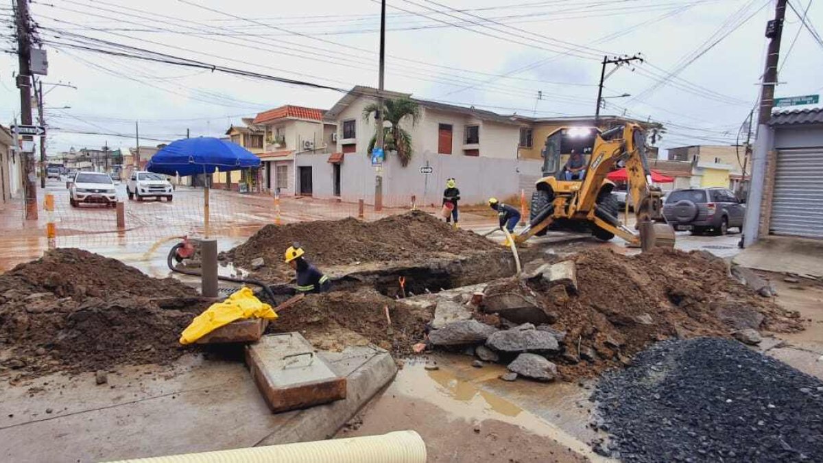Interagua se encuentra realizando labores de arreglo de tuberías.