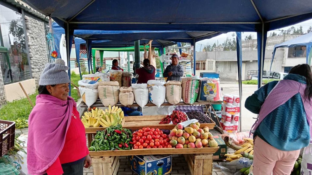 Son al menos 25 comerciantes los que, de forma permanente, están ya en el sitio para reactivarlo.