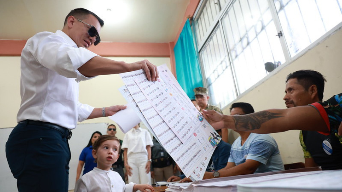 Daniel Noboa obtiene hasta ahora la mayoría de los votos, pero no llega a la mitad de los votantes.