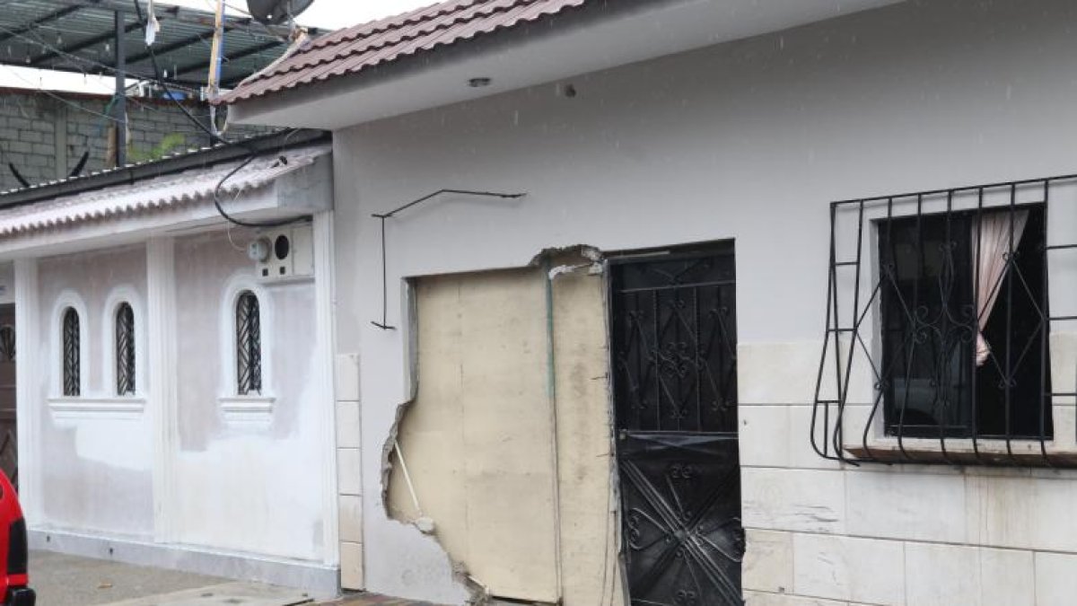 Fachada de casa quedó afectada tras colisión.