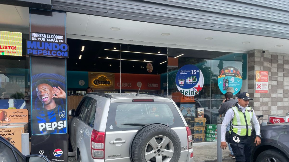 Un vehículo se estrelló contra un minimarket junto a una gasolinera en La Puntilla, la tarde de este martes 11 de febrero.