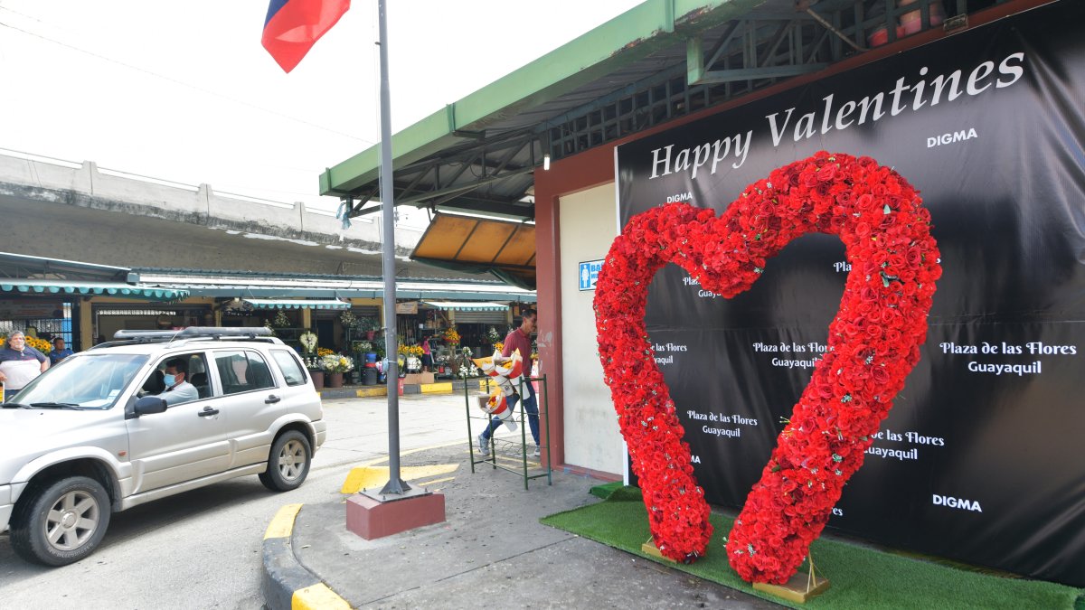 Un enorme arreglo floral se visualiza en el interior del mercado