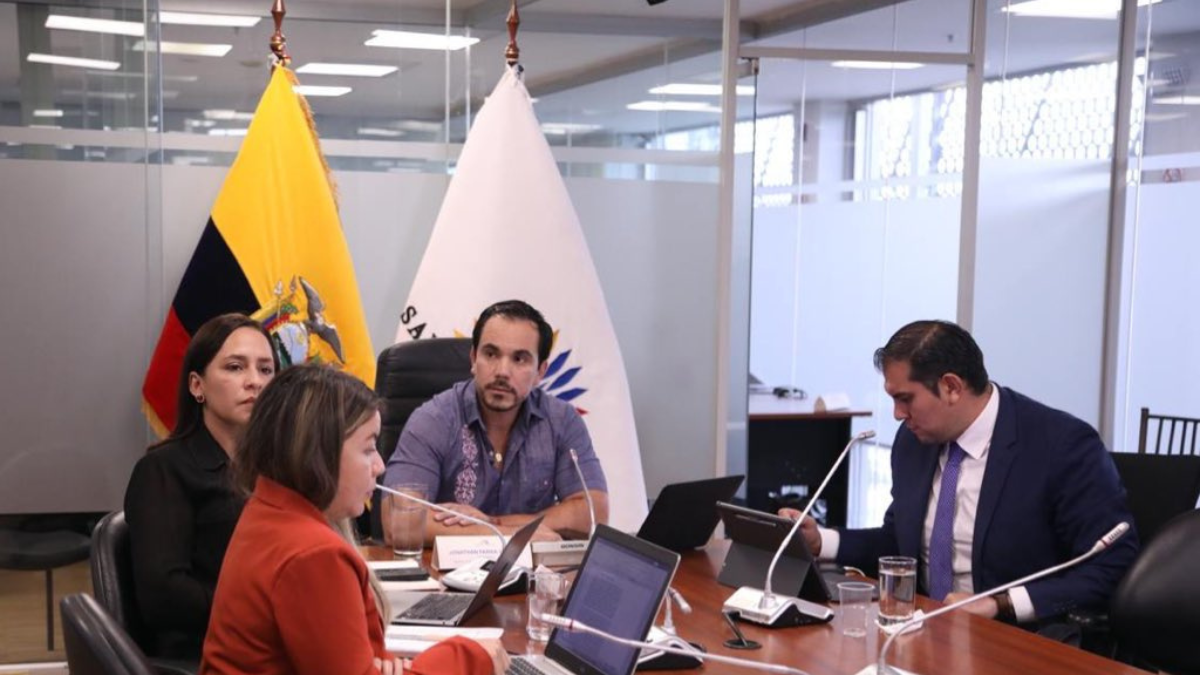 Jonathan Parra preside la Comisión de Relaciones Internacionales, que revisa las políticas para recibir a ecuatorianos deportados.