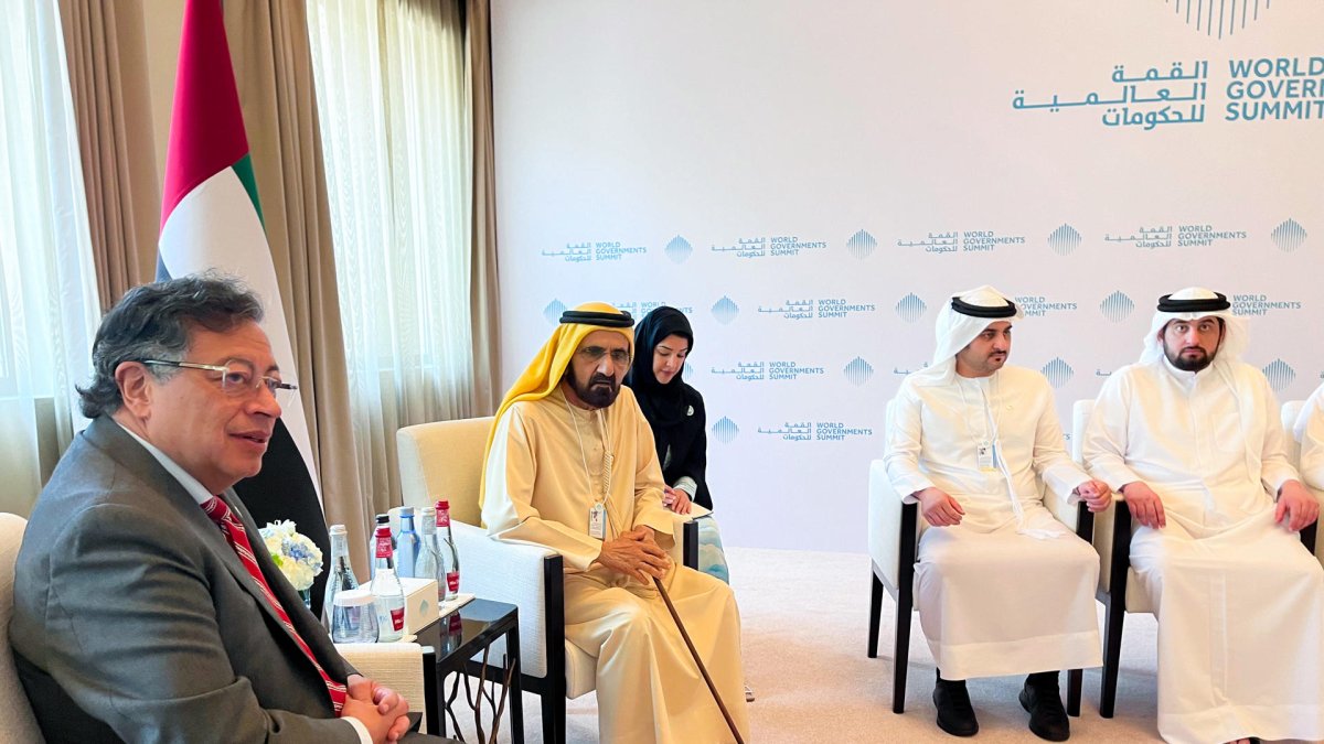 El presidente Gustavo Petro junto al vicepresidente y primer ministro de Emiratos Árabes Unidos Mohammed Bin Rashid Al Maktoum, durante la Cumbre Mundial de Gobiernos, en Dubái.