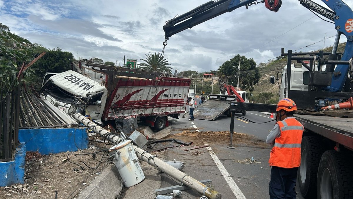 Un camión que transportaba ganado se volcó en Guayllabamba